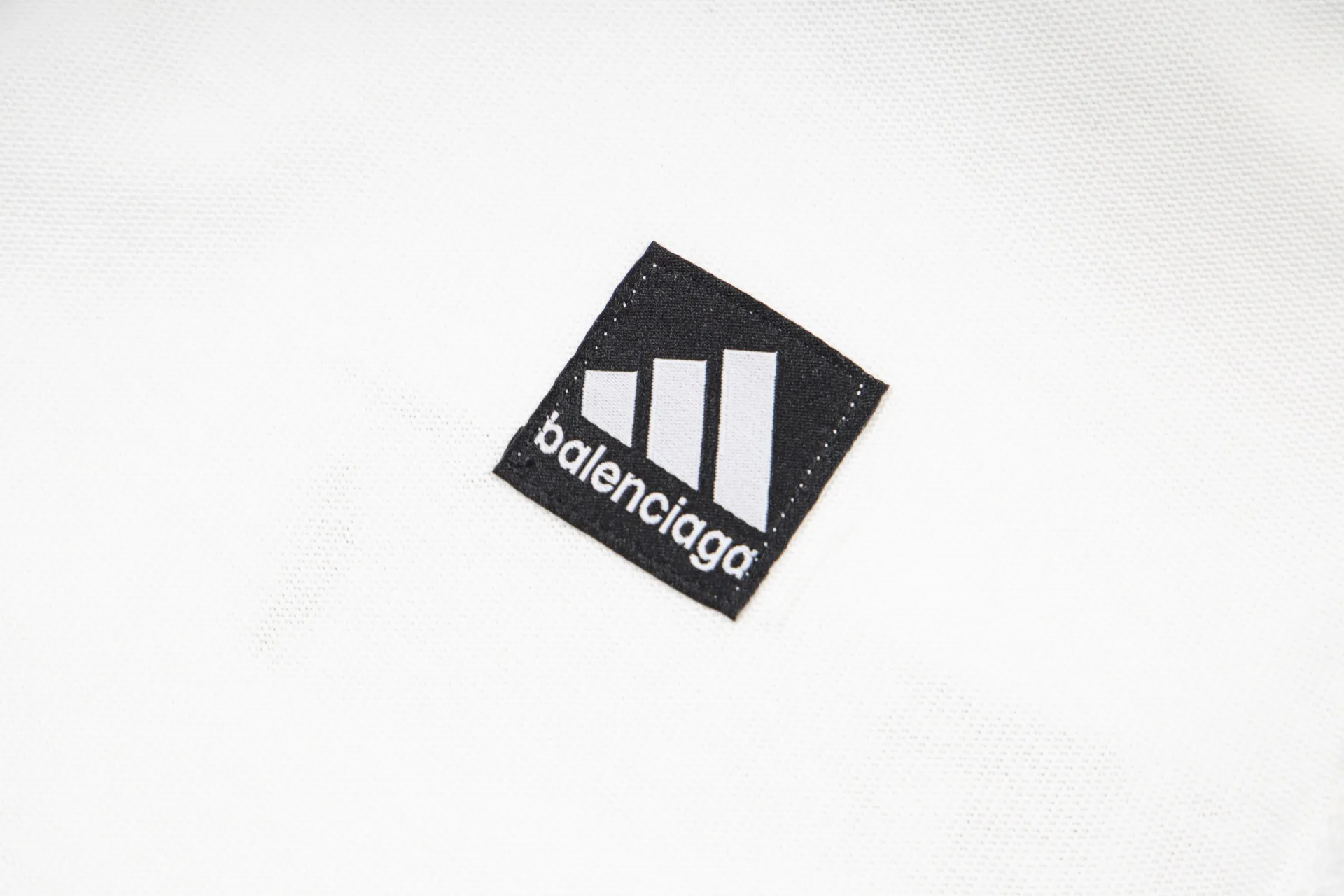 New batch number: G 805 Balenciaga × Adidas Balenciaga co-branded Adidas model Round neck short-sleeved T-shirt with Classic letter embroidery on the chest [Little Red Book Hot Sale｜Celebrity Same Style｜Co-branded triangle logo letter embroidery] 1️⃣ Made of 26 counts of 270g pure cotton double yarn fabric, soft and skin-friendly, breathable and not stuffy, Oversize loose version, covering the flesh and making you look slimmer! 2️⃣ Co-branded iconic elements, simple street yet high-end, White single color, highly recognizable, different from ordinary versions on the market 3️⃣ Seiko Quality 3 cm 12-pin foreign trade grade wiring, 1:1 customized accessories, complete three labels, complete collar label, washing label, and hangtag Color: White Men's and women's Same Style Size: S / M / L / XL ⚠️ Size recommendation: The version is a little too big. If you like the slimming effect, it is recommended to take a smaller size. The error of manual measurement is about 3cm.